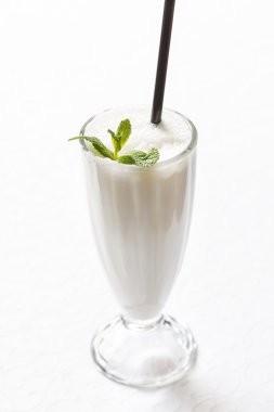 Süt kokteyl cam saman ile