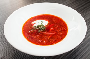 Ekşi kremalı pancar çorbası.