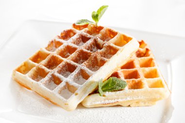 Belçika waffle şeker ve nane ile
