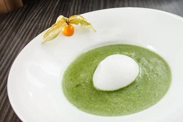Green cream soup with egg — Stock Photo, Image