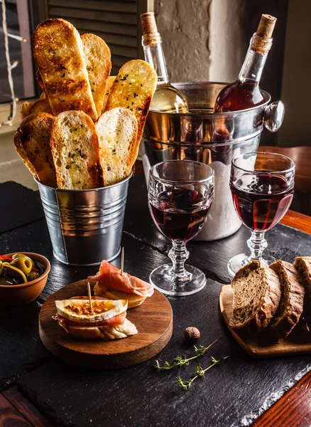 Cena española servida en mesa — Foto de Stock