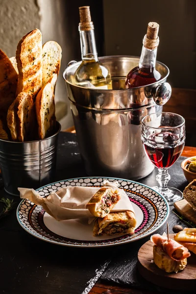 Jantar espanhol servido na mesa — Fotografia de Stock