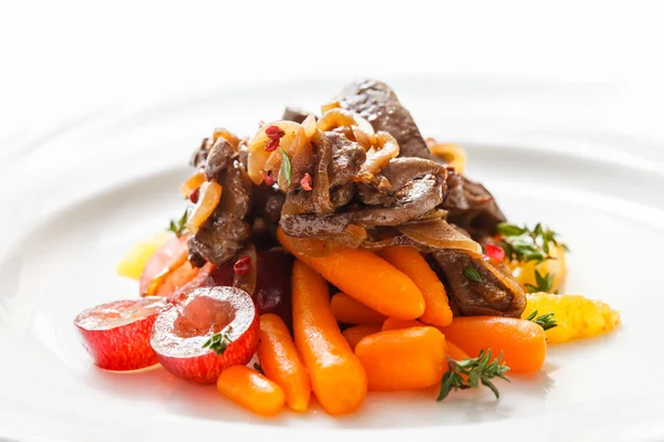 Carne con verduras de guiso en el plato — Foto de Stock