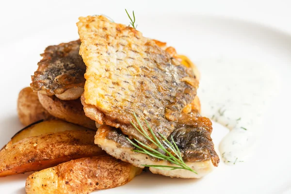 Fried fish with potatoes — Stock Photo, Image