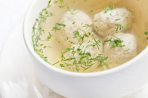 Суп со свиными фрикадельками — стоковое фото