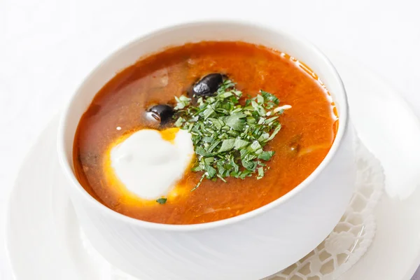 Sopa de solyanka en tazón — Foto de Stock