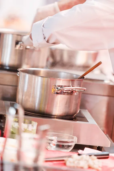 Chef en el trabajo en cocina de restaurante — Foto de Stock