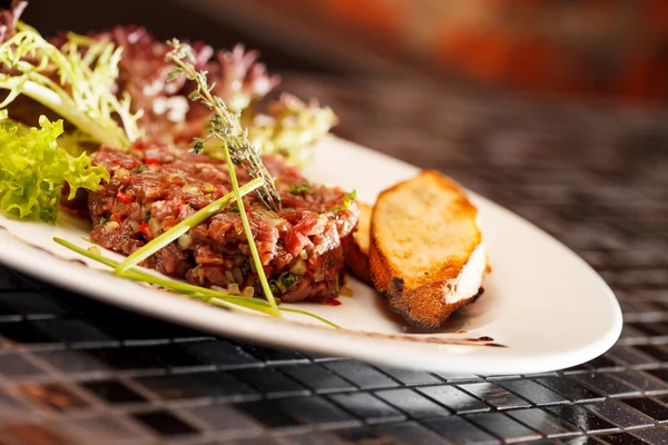 Beef tartar with lettuce — Stock Photo, Image