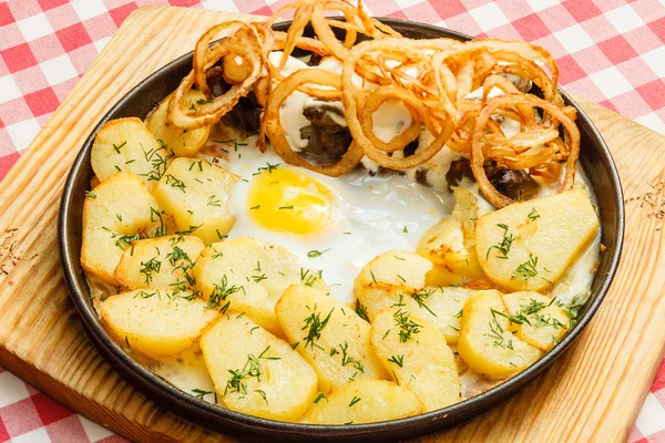Pommes de terre frites avec oeuf — Photo