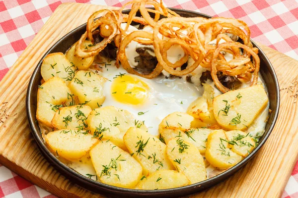 Patatas fritas con huevo —  Fotos de Stock