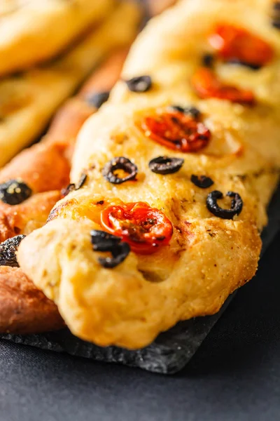 Focaccia-Brot mit Oliven — Stockfoto