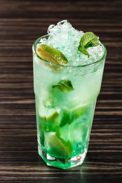 Limonlu ve buzlu kokteyl — Stok fotoğraf