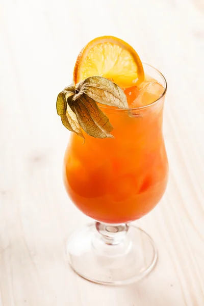 Cocktail mit Orangenscheibe — Stockfoto