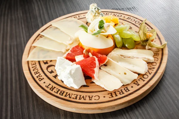 Plato de queso con aperitivos —  Fotos de Stock