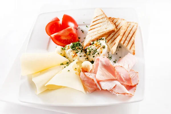 Sabroso desayuno en el plato — Foto de Stock