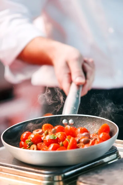 Chef cocinando comida en sartén — Foto de Stock