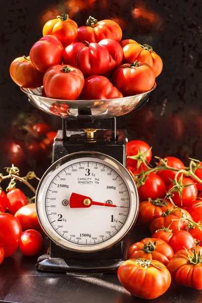 Fresh tomatoes and scale — Stock Photo, Image