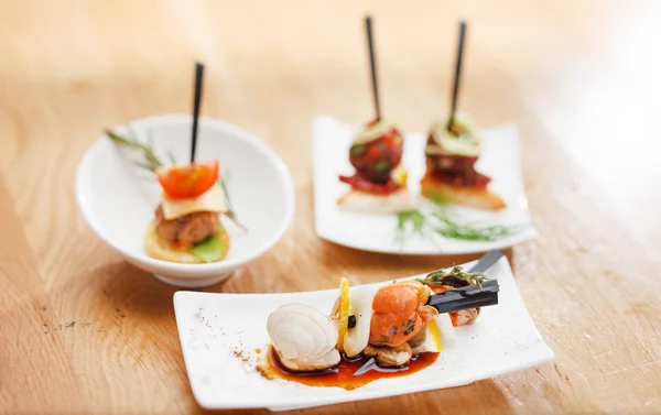 Aperitivo sabroso cocinado en el plato —  Fotos de Stock