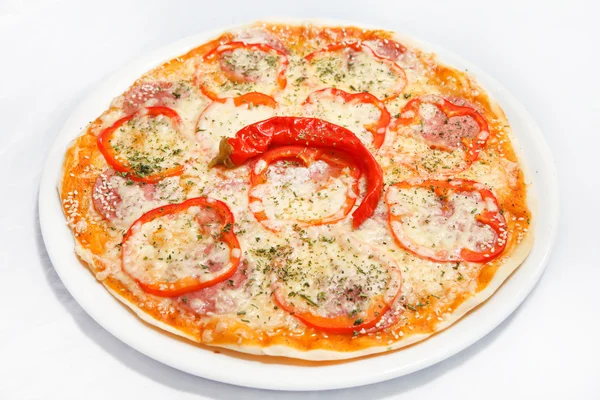 Smakelijke pizza op plaat — Stockfoto