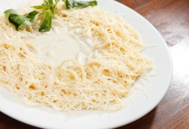 plaka üzerinde soslu makarna