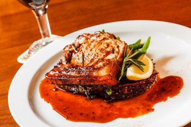 Kırmızı lahana ile eti biftek