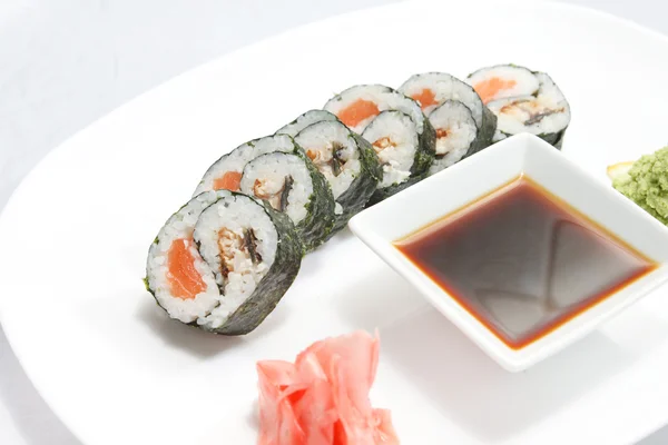 Sushi-Rollen mit Sojasauce — Stockfoto