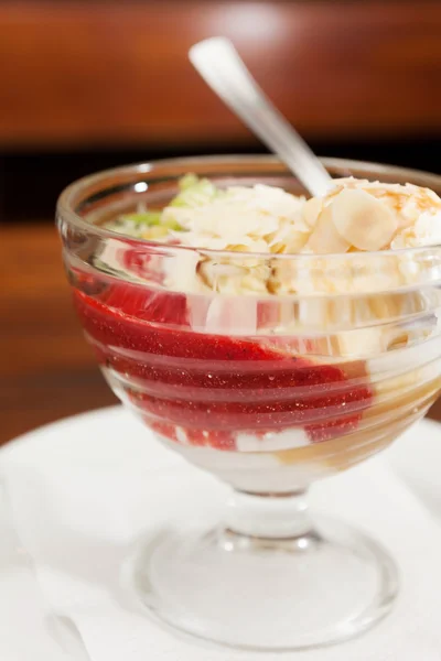 Postre de frutas con almendras — Foto de Stock