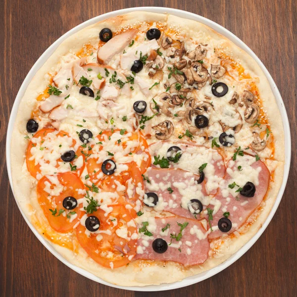 Pizza con jamón y verduras — Foto de Stock