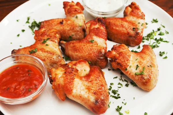 Ali di pollo con salsa — Foto Stock