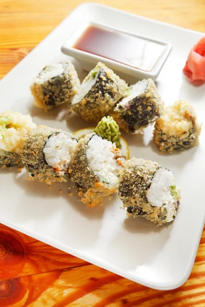 Sushi-Rollen mit Sojasauce — Stockfoto