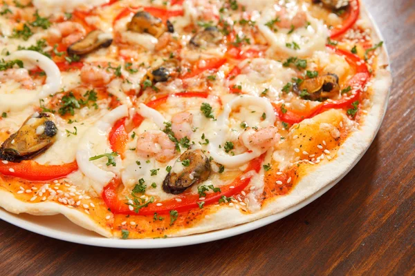 Pizza de mariscos en plato — Foto de Stock