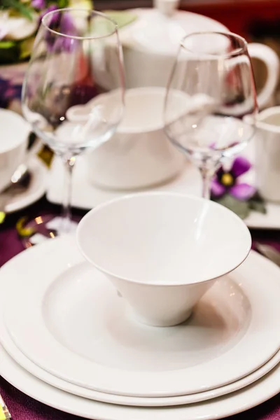 Keramisch servies op tafel — Stockfoto