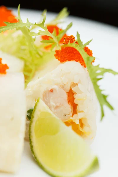 Chutné sushi rolky na desce — Stock fotografie