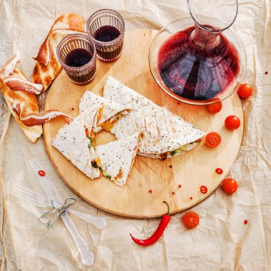 Izgara ekmeği ve kırmızı şarap