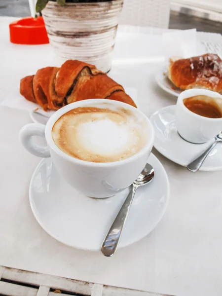 Croissant-t és egy csésze kávé — Stock Fotó
