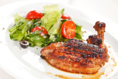 kızarmış tavuk budu ile salata