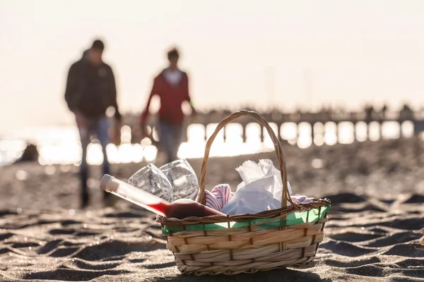 Piknik kosár a strandon — Stock Fotó