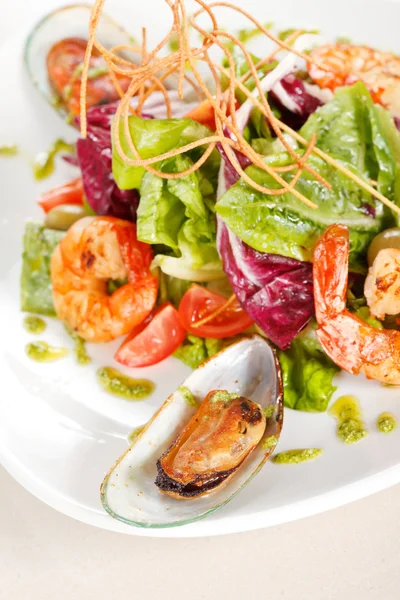 Ensalada de mariscos con mejillones —  Fotos de Stock