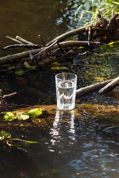 Agua limpia en vidrio — Foto de Stock