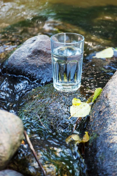 Agua limpia en vidrio —  Fotos de Stock