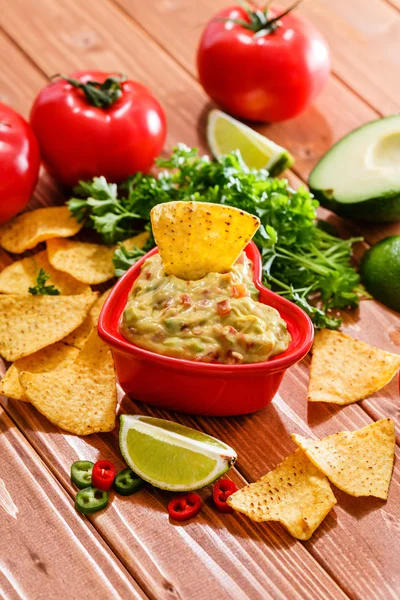 Mexikanische Guacamole mit Nachos — Stockfoto