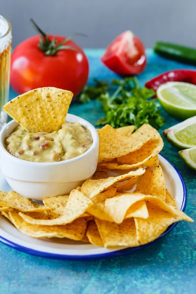 Mexikanische Guacamole mit Nachos — Stockfoto