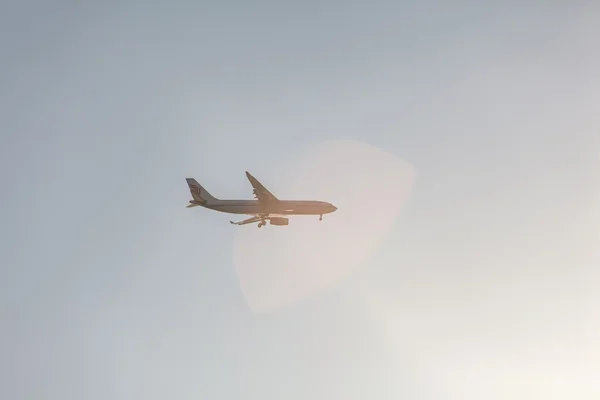 Avião de passageiros no céu — Fotografia de Stock