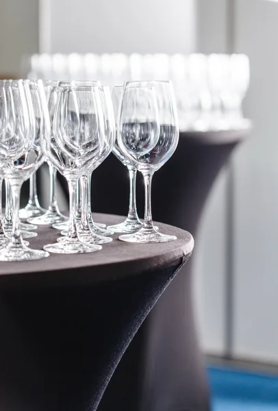 Copos de vinho vazios na mesa — Fotografia de Stock