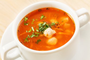 domates çorba, sebze ve et