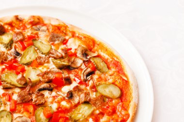 lezzetli pizza plaka üzerinde