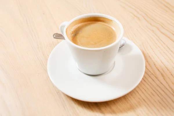 Kopp kaffe på fat — Stockfoto