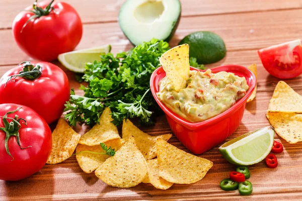 Guacamole mit Avocado und Limette — Stockfoto