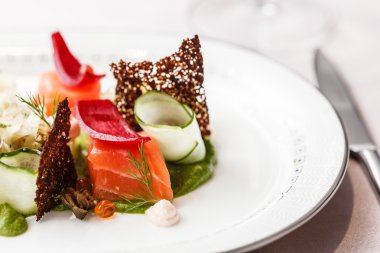 Tabakta sebze ile Somon