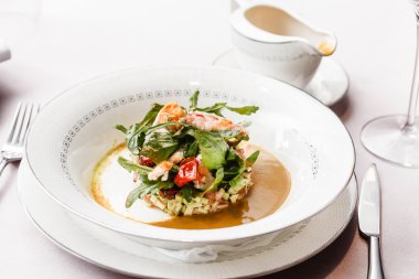 Plaka üzerinde avokado tartar